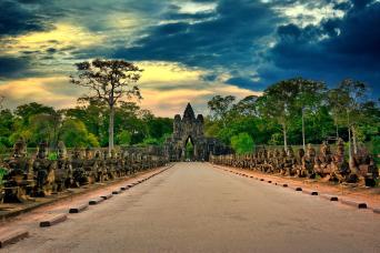 Explore Angkor Small Group Tour