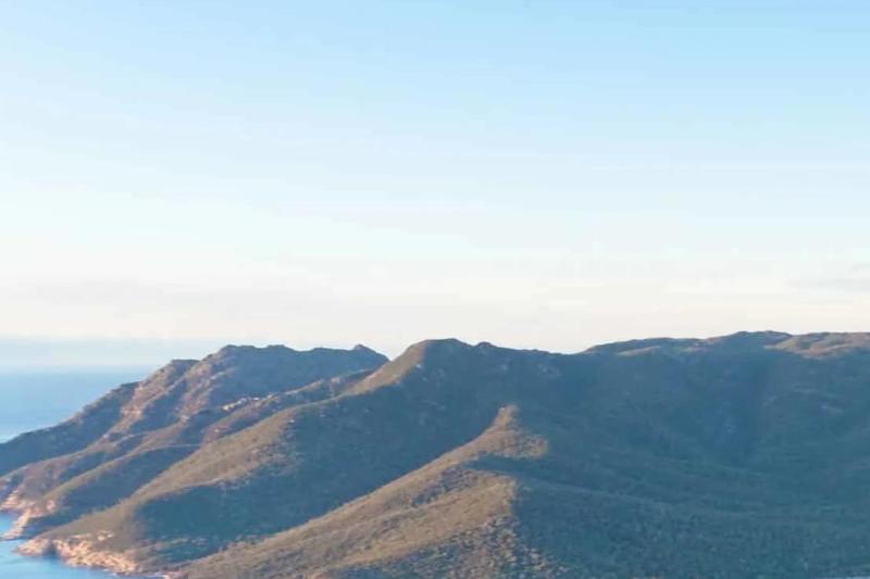 wineglass-bay-freycinet-national-park-1