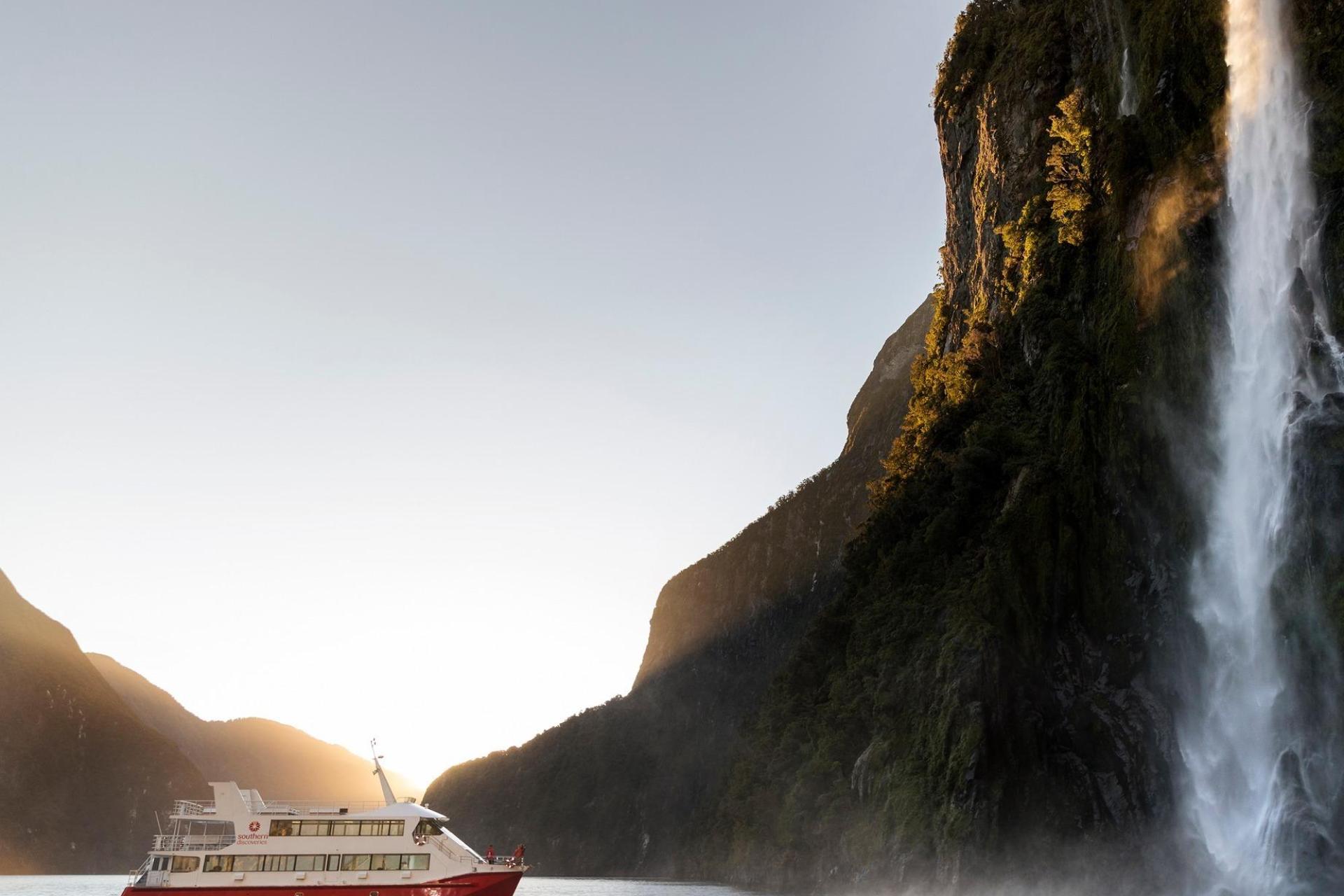 Milford Sound Southern Discoveries Day Tour from Queenstown: Coach, Cruise and Fly Experience丨Picnic Lunch Included