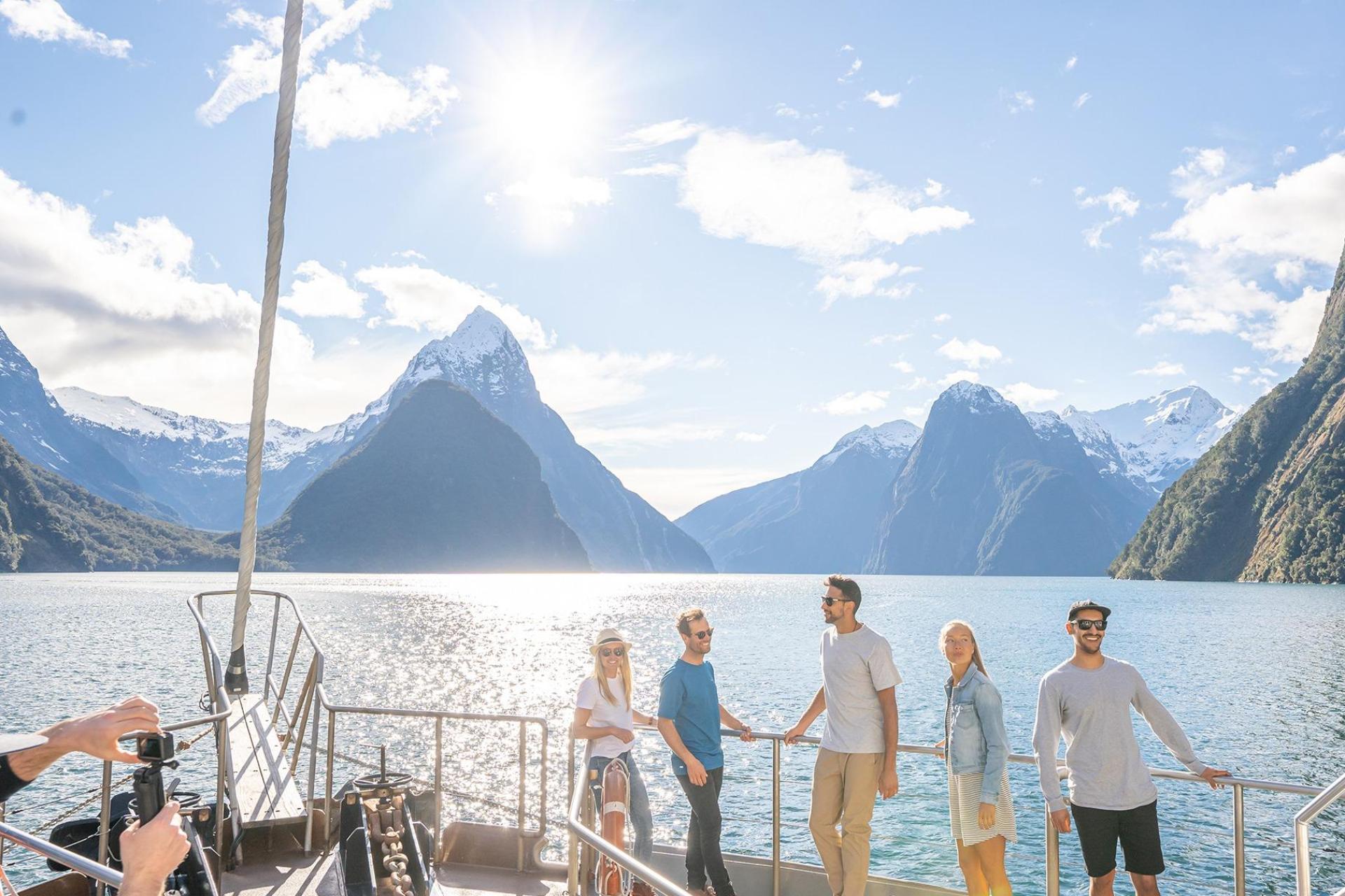 Milford Sound Southern Discoveries Day Tour from Queenstown: Coach, Cruise and Fly Experience丨Picnic Lunch Included