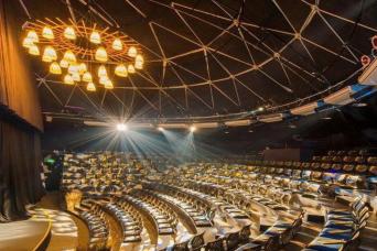 Evening Show at Hoi An Lune Center: A O / Teh Dar