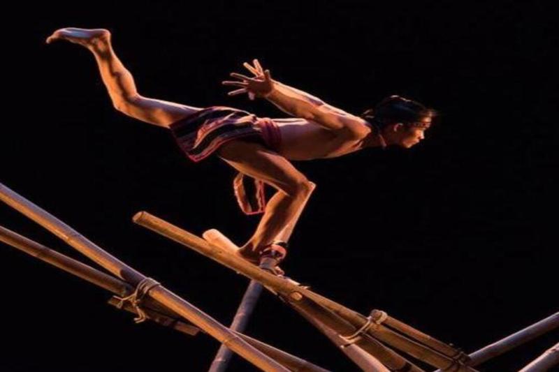 evening-show-at-hoi-an-lune-center-a-o-teh-dar-4