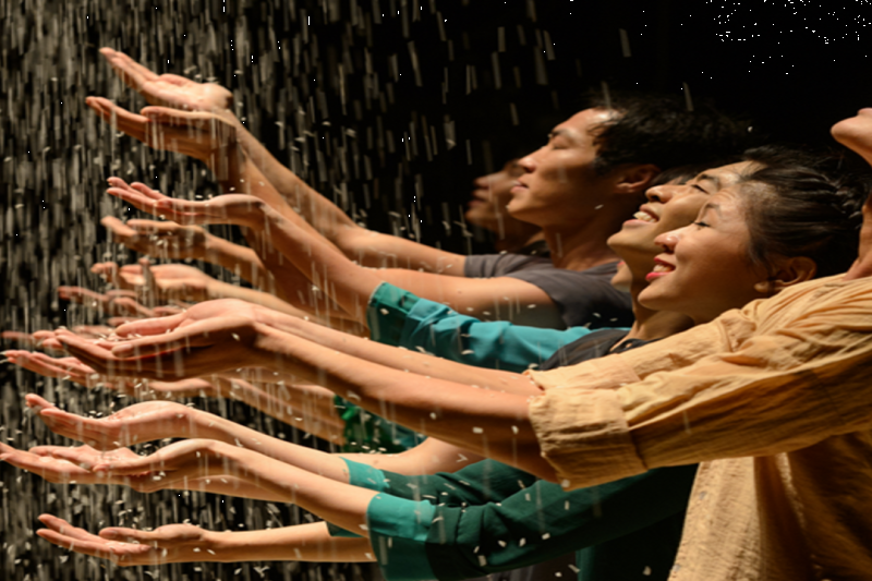 evening-show-at-hoi-an-lune-center-a-o-teh-dar-5