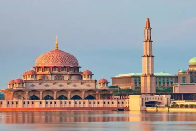 Kuala Lumpur, Putrajaya & Batu Caves Private City Day Tour: Petronas Twin Towers, KL Tower and Merdeka Square