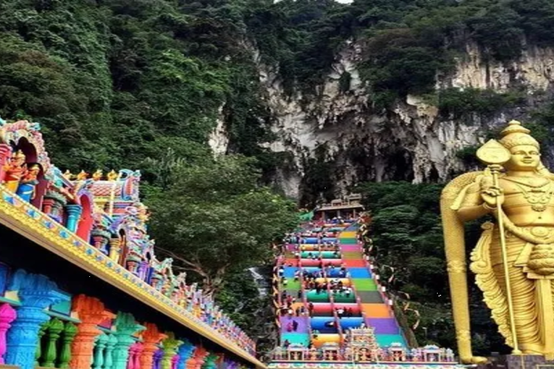 Kuala Lumpur, Putrajaya & Batu Caves Private City Day Tour: Petronas Twin Towers, KL Tower and Merdeka Square