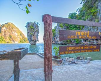 James Bond and Beyond (Small Group Tour) - Spanish