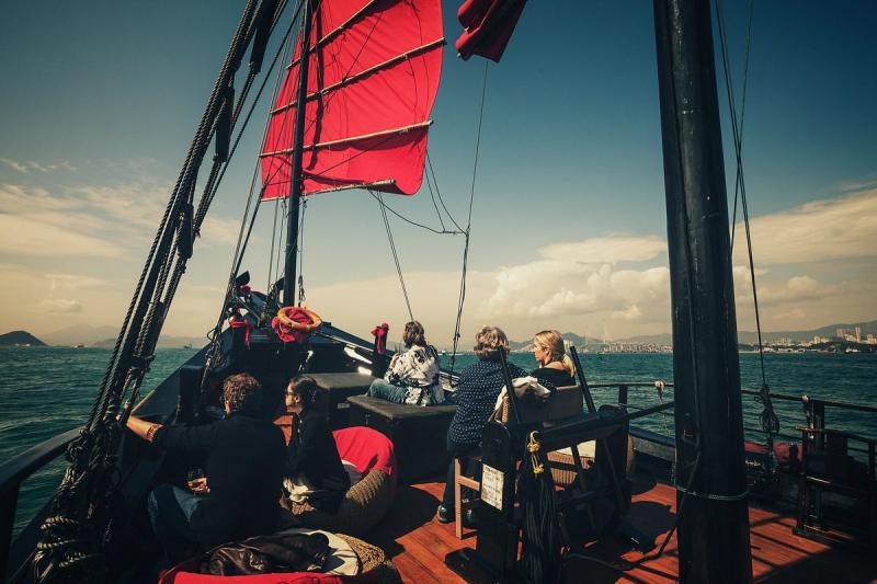 aqua-luna-evening-victoria-harbour-cruise-3