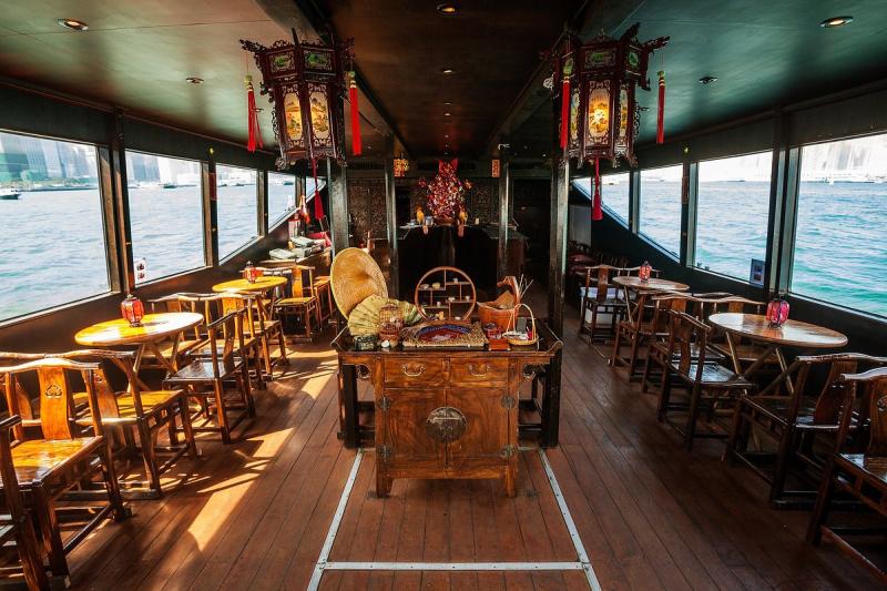 aqua-luna-evening-victoria-harbour-cruise-4