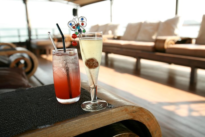 aqua-luna-evening-victoria-harbour-cruise-5