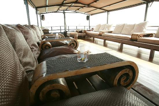 aqua-luna-evening-victoria-harbour-cruise-6