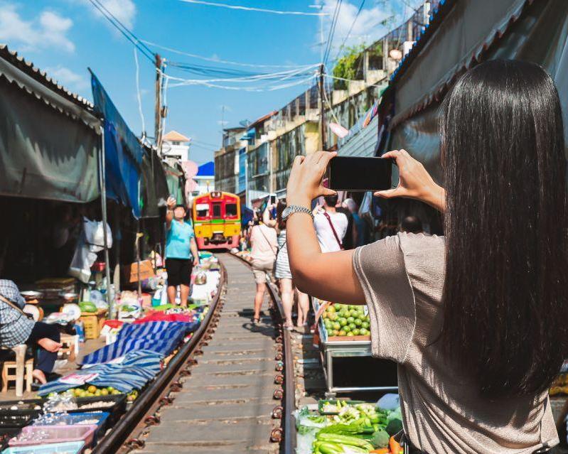 maeklong-railway-market-damnoen-saduak-floating-2