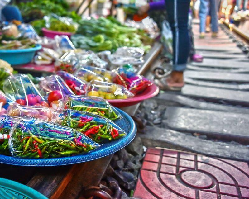 maeklong-railway-market-damnoen-saduak-floating-4