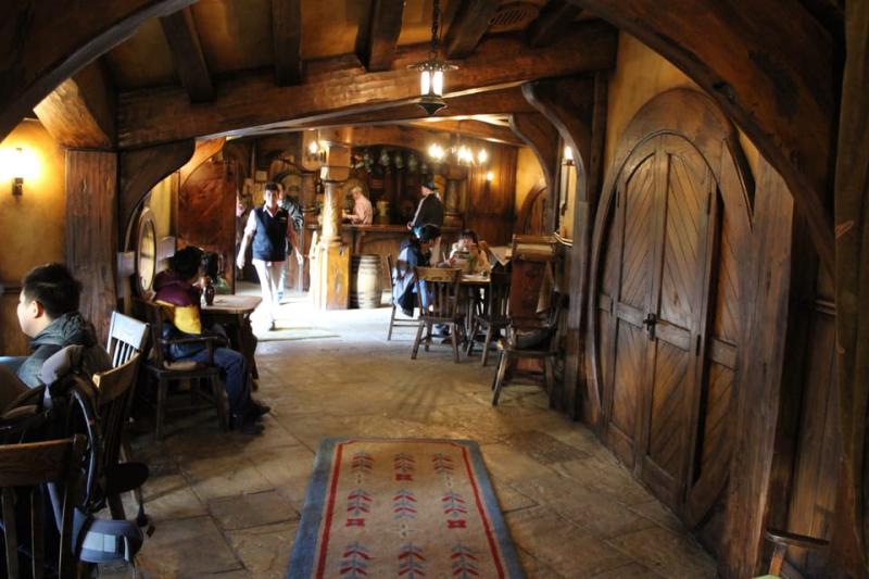 hobbiton-movie-set-afternoon-tour-from-auckland-3