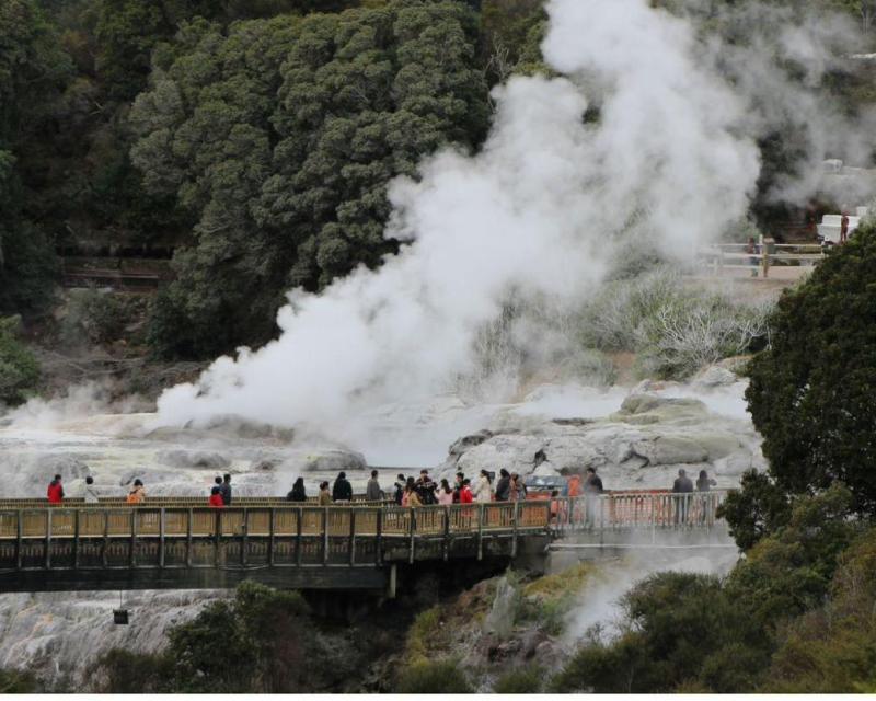 Hobbiton and Rotorua Day Tour: Geysers, Mud Pools, Maori Arts＆Crafts and Kiwi House丨Commentary to Hobbiton and Lunch Included