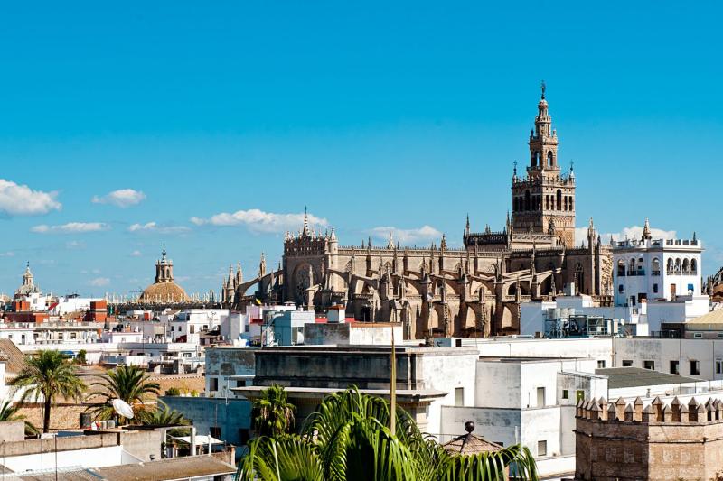 seville-cathedral-and-iconic-giralda-10