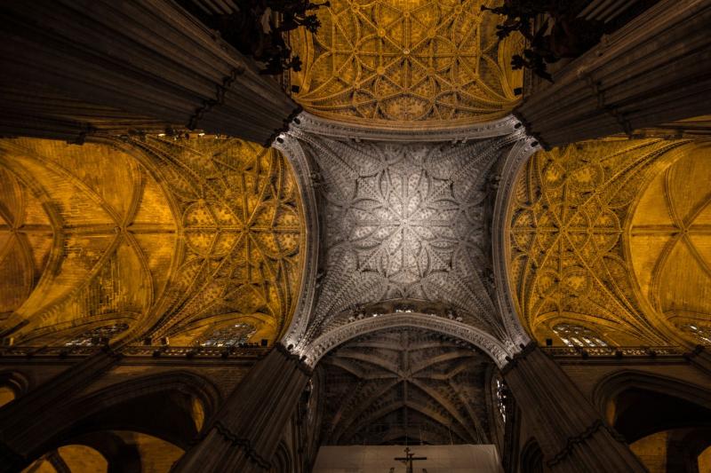 seville-cathedral-and-iconic-giralda-5