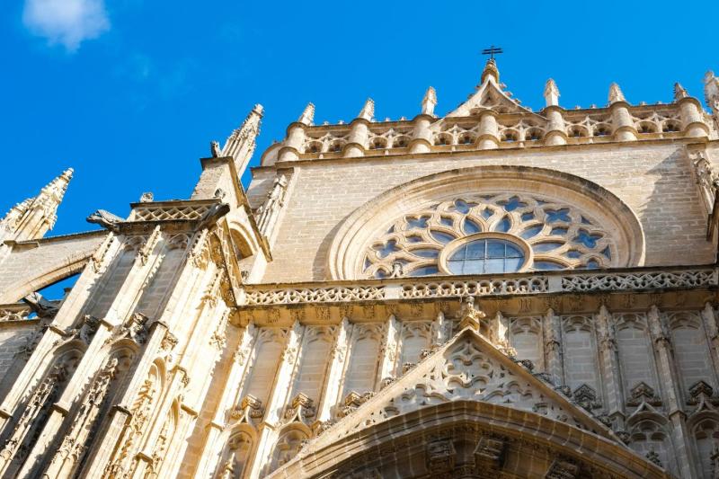 seville-cathedral-and-iconic-giralda-6