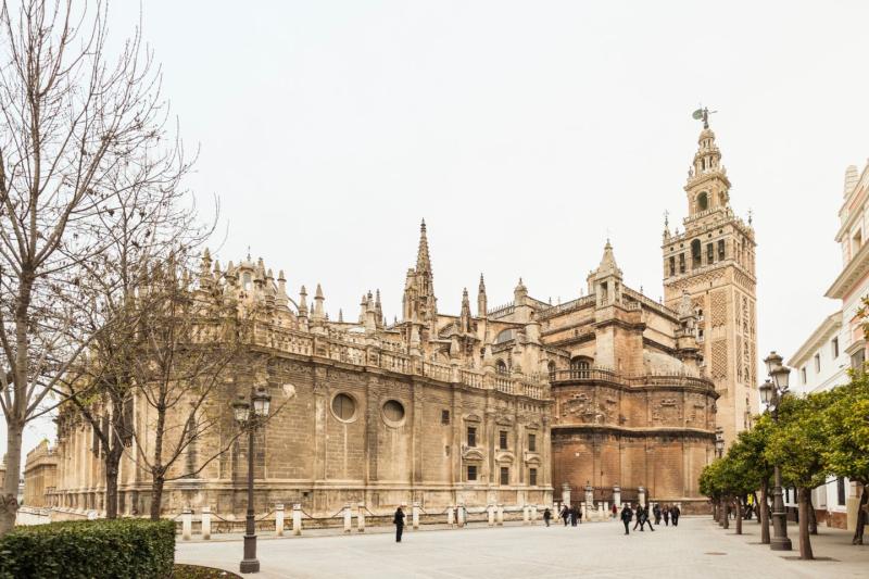 seville-cathedral-and-iconic-giralda-7