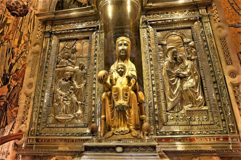 private-tour-to-montserrat-with-cog-wheel-train-4