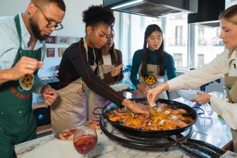 Walking tour of the literary quarter with paella