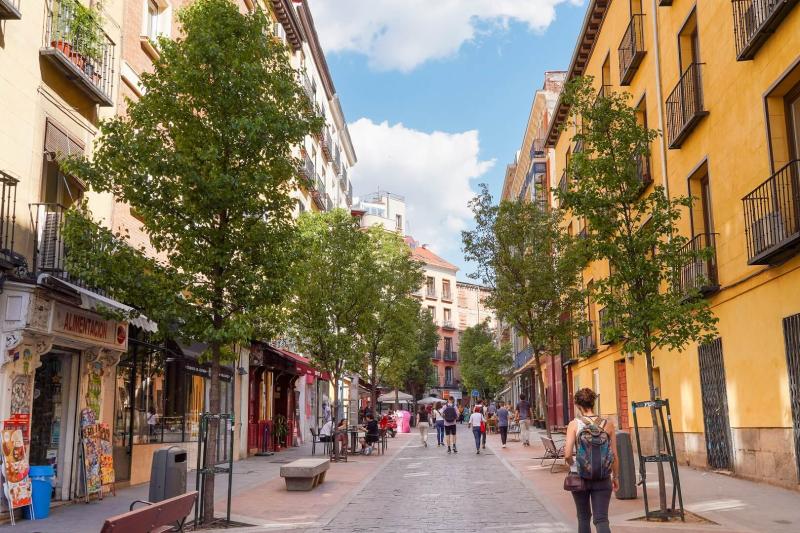 walking-tour-of-the-literary-quarter-with-paella-2