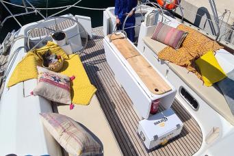 Barefoot: Private sailing cruise in Barcelona