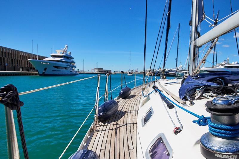 barefoot-private-sailing-cruise-in-barcelona-2