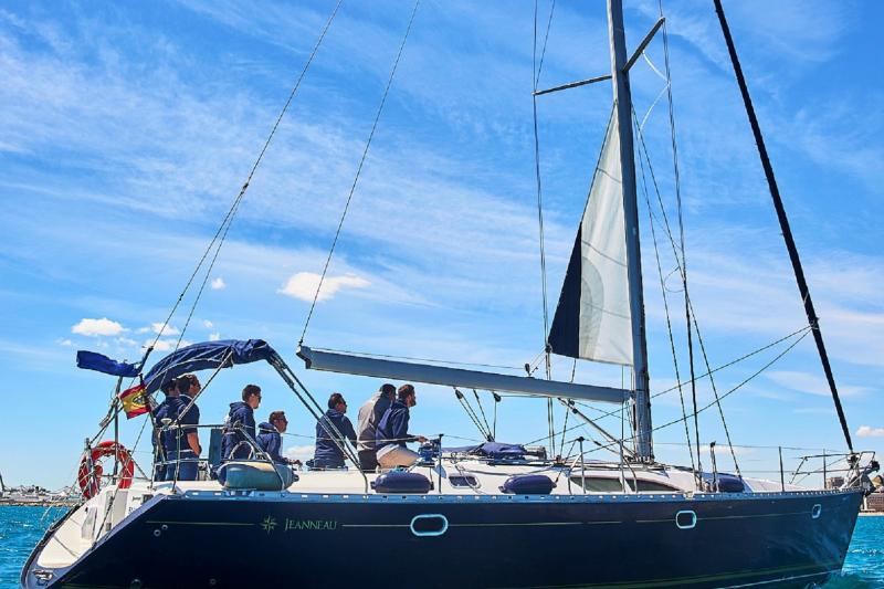 barefoot-private-sailing-cruise-in-barcelona-3