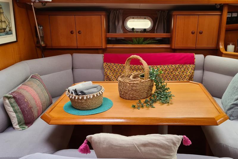 barefoot-private-sailing-cruise-in-barcelona-4