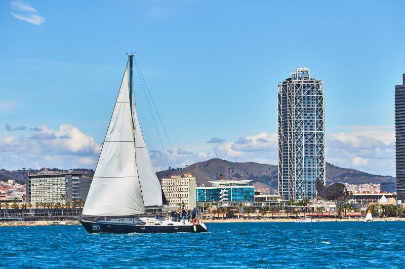 barefoot-private-sailing-cruise-in-barcelona-5