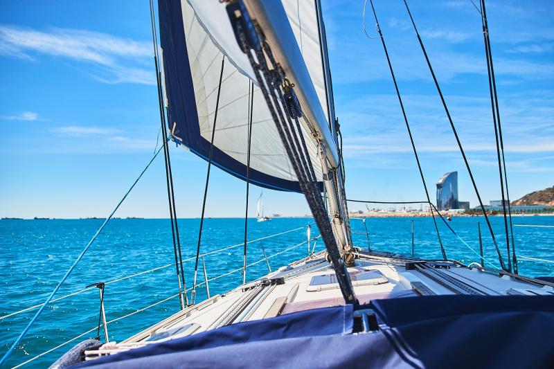 barefoot-private-sailing-cruise-in-barcelona-7