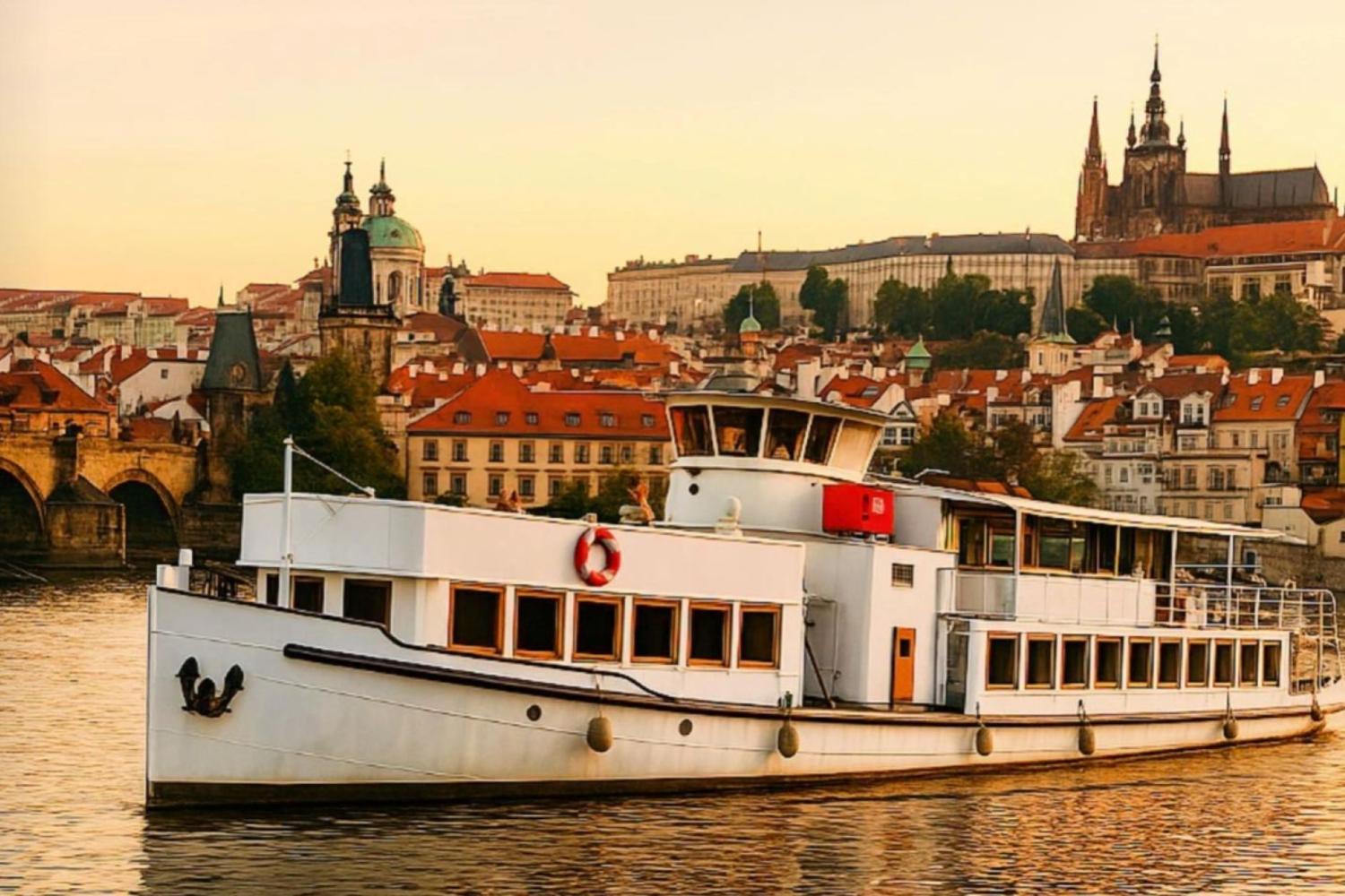 Historisk båttur i Prag med snacks och dryck