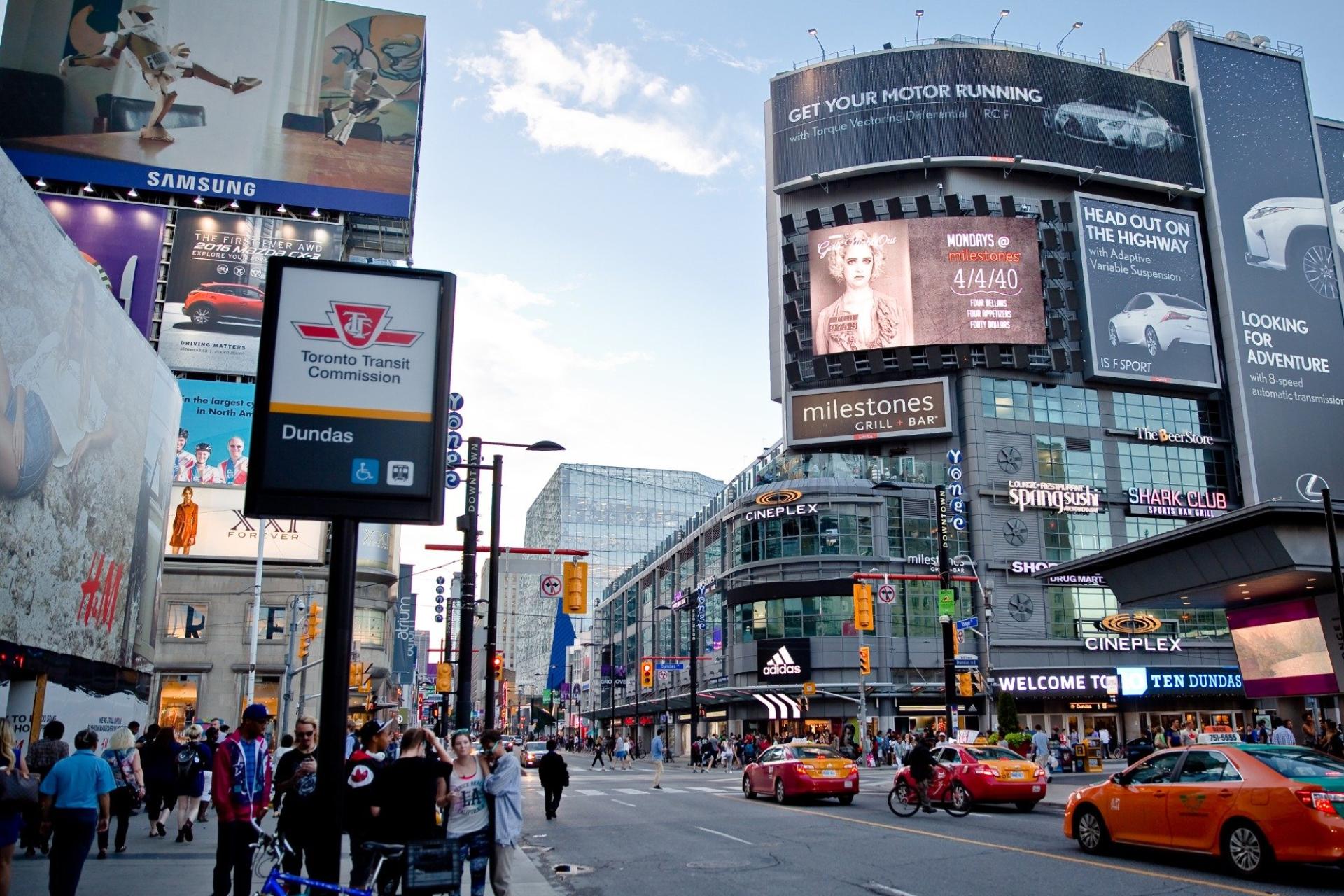 Toronto City Highlights Express Tour: CN Tower & Stadiums, Yorkville (Mink Mile), St. Lawrence Market, Chinatown and Entertainment District | Toronto Sign Photo Stop