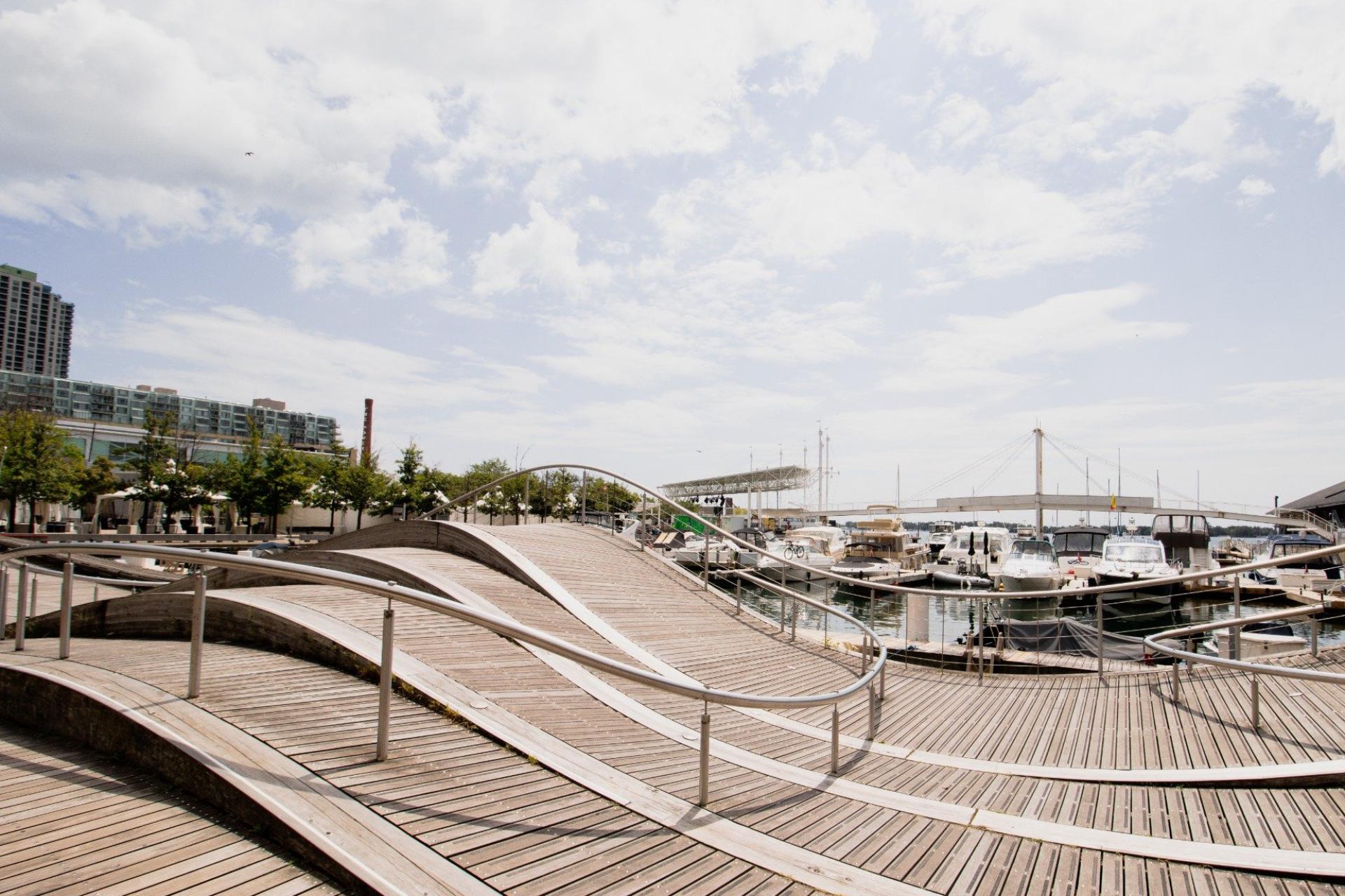 Toronto City Highlights Express Tour: CN Tower & Stadiums, Yorkville (Mink Mile), St. Lawrence Market, Chinatown and Entertainment District | Toronto Sign Photo Stop