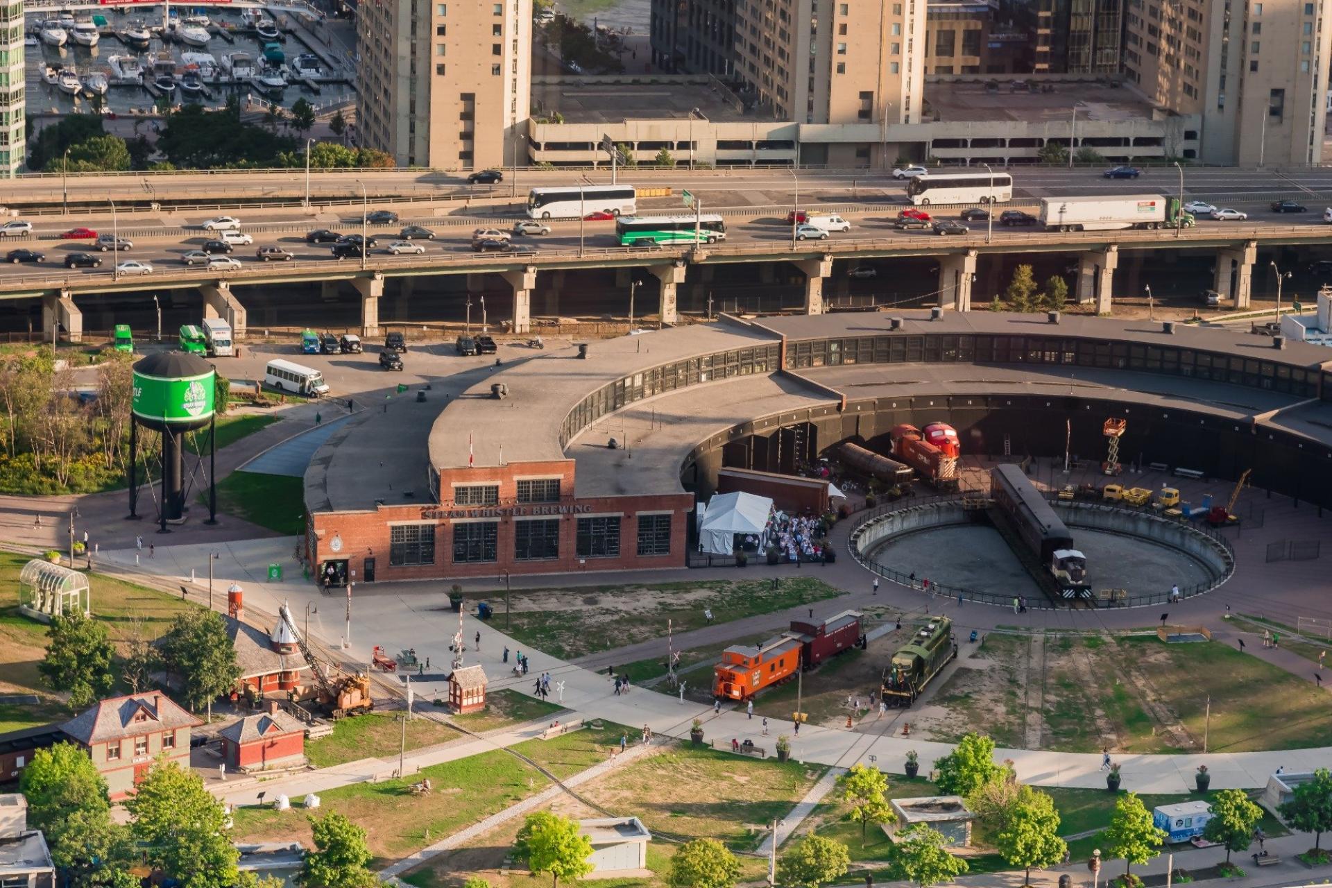 Toronto City Highlights Express Tour: CN Tower & Stadiums, Yorkville (Mink Mile), St. Lawrence Market, Chinatown and Entertainment District | Toronto Sign Photo Stop