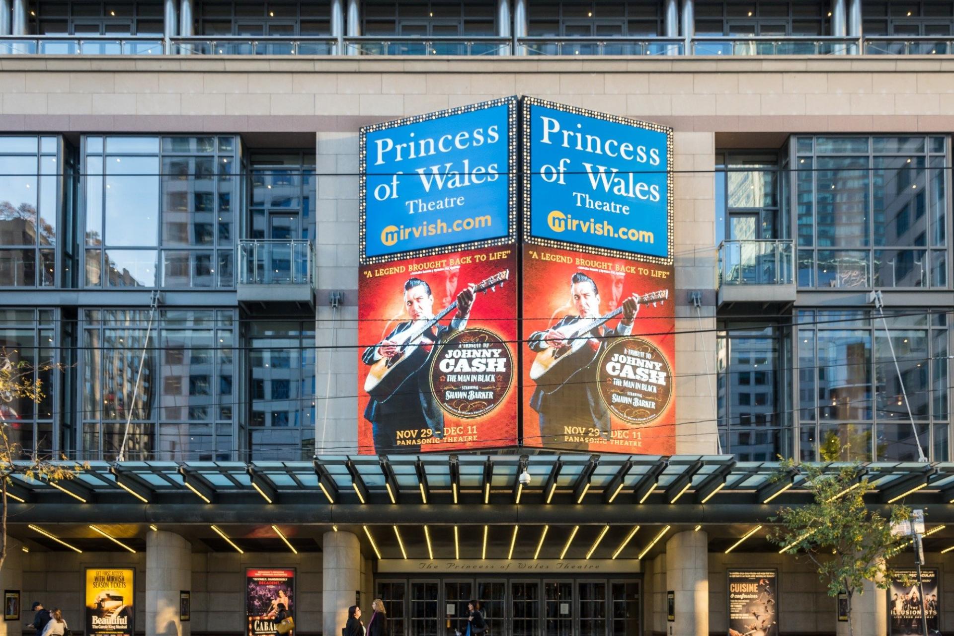 Toronto City Highlights Express Tour: CN Tower & Stadiums, Yorkville (Mink Mile), St. Lawrence Market, Chinatown and Entertainment District | Toronto Sign Photo Stop