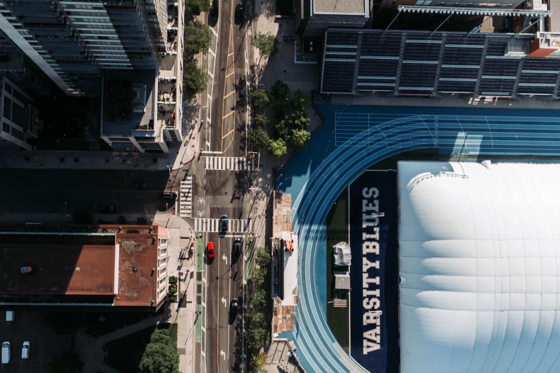 Toronto City Highlights Express Tour: CN Tower & Stadiums, Yorkville (Mink Mile), St. Lawrence Market, Chinatown and Entertainment District | Toronto Sign Photo Stop