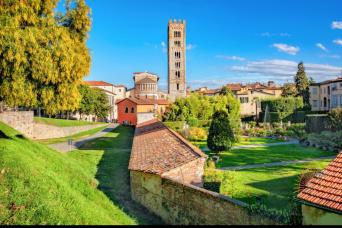 Full Day Tour To Lucca And Pisa With Buccellato Ca