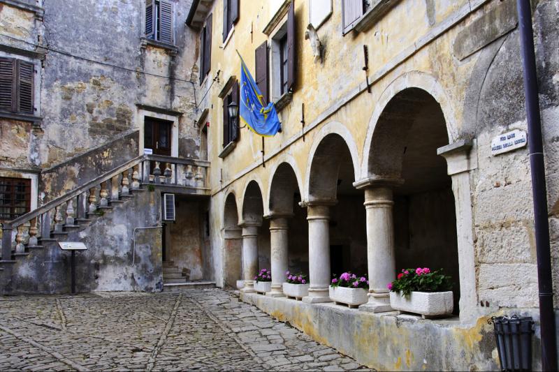 Šetnja uskim kamenitim uličicama