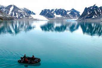 Zodiac cruising, Spitsbergen