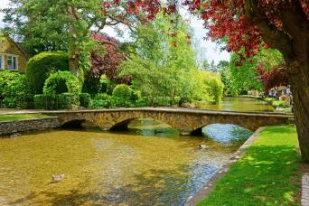 Stonehenge and Cotswolds Tour from London