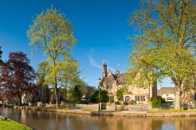 Stonehenge and Cotswolds Tour from London