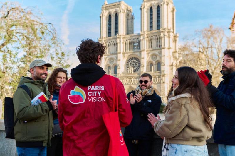 Entrada y Visita Audioguiada a la Catedral de Notre Dame, Visita Guiada del Barrio de la Île de la Cité y Crucero por el Sena - Alojamientos en Paris