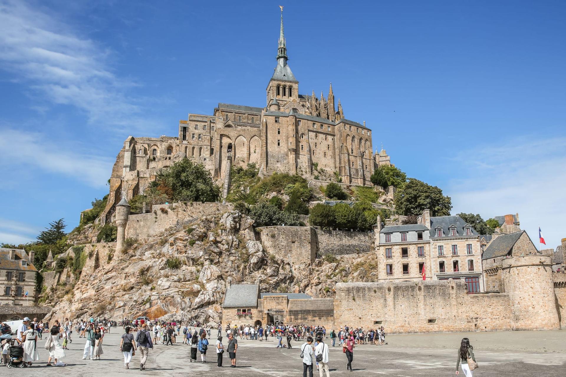 9-Day Europe Tour from Paris with Airport Transfers and 4-Star Hotel: Louvre Museum, Eiffel Tower, Seine Dinner Cruise, Moulin Rouge, Versaille, Mont Saint Michel, Normandy, Loire Castles and Bruges