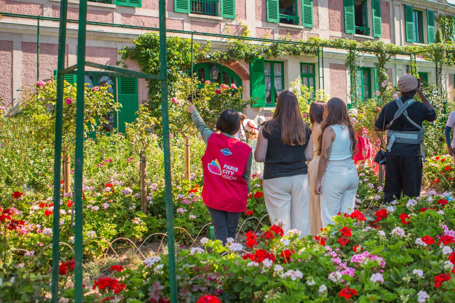 6-Day Europe Tour from Paris with Airport Transfers and 4-Star Hotel: Louvre Museum, Eiffel Tower, Seine Dinner Cruise, Moulin Rouge, Versaille and Mont Saint Michel