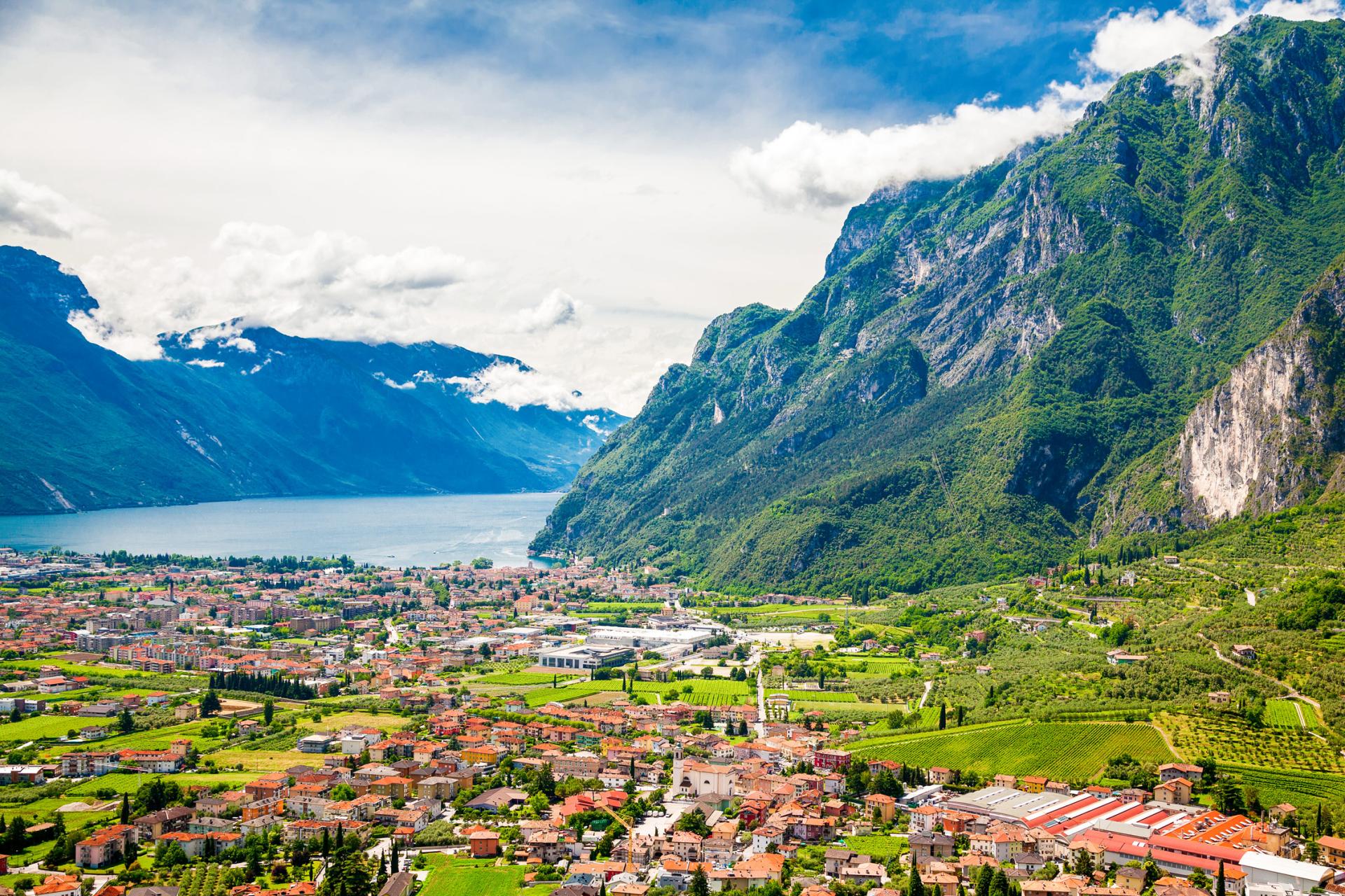 6-Day Escorted Tour of Northern Italy Lakes Region from Milan to the Alps: Tirano, Como and Verona 