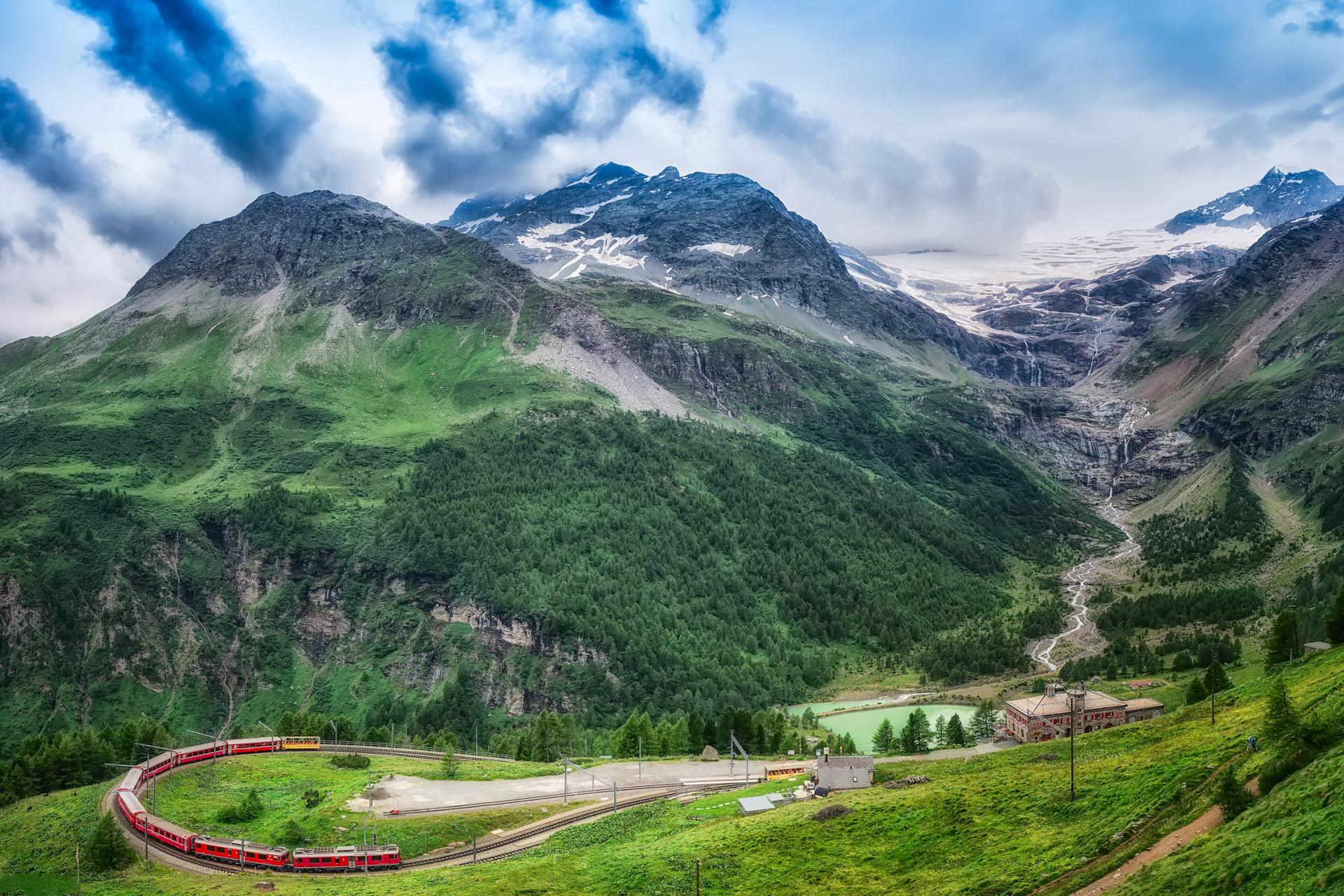 6-Day Escorted Tour of Northern Italy Lakes Region from Milan to the Alps: Tirano, Como and Verona 