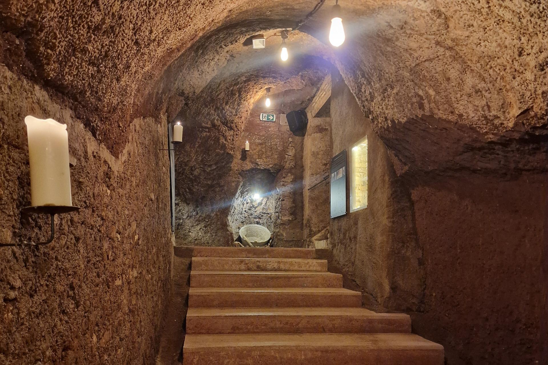 Historic Pigneto Candlelight Happy Hour | Selection of 3 Wines (Sparkling, Red and White) Paired with Local Specialties