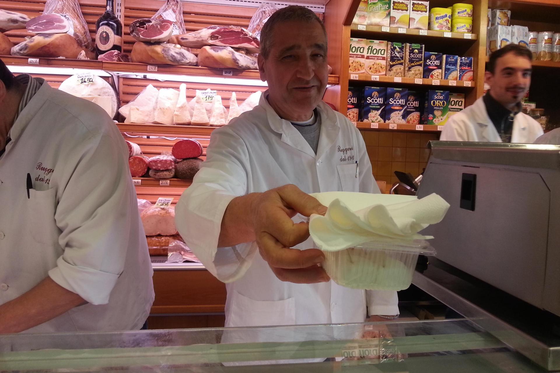 Food Tour of Rome: Campo de' Fiori Jewish Ghetto | Pasta Tasting and Gelato Tasting in Trastevere