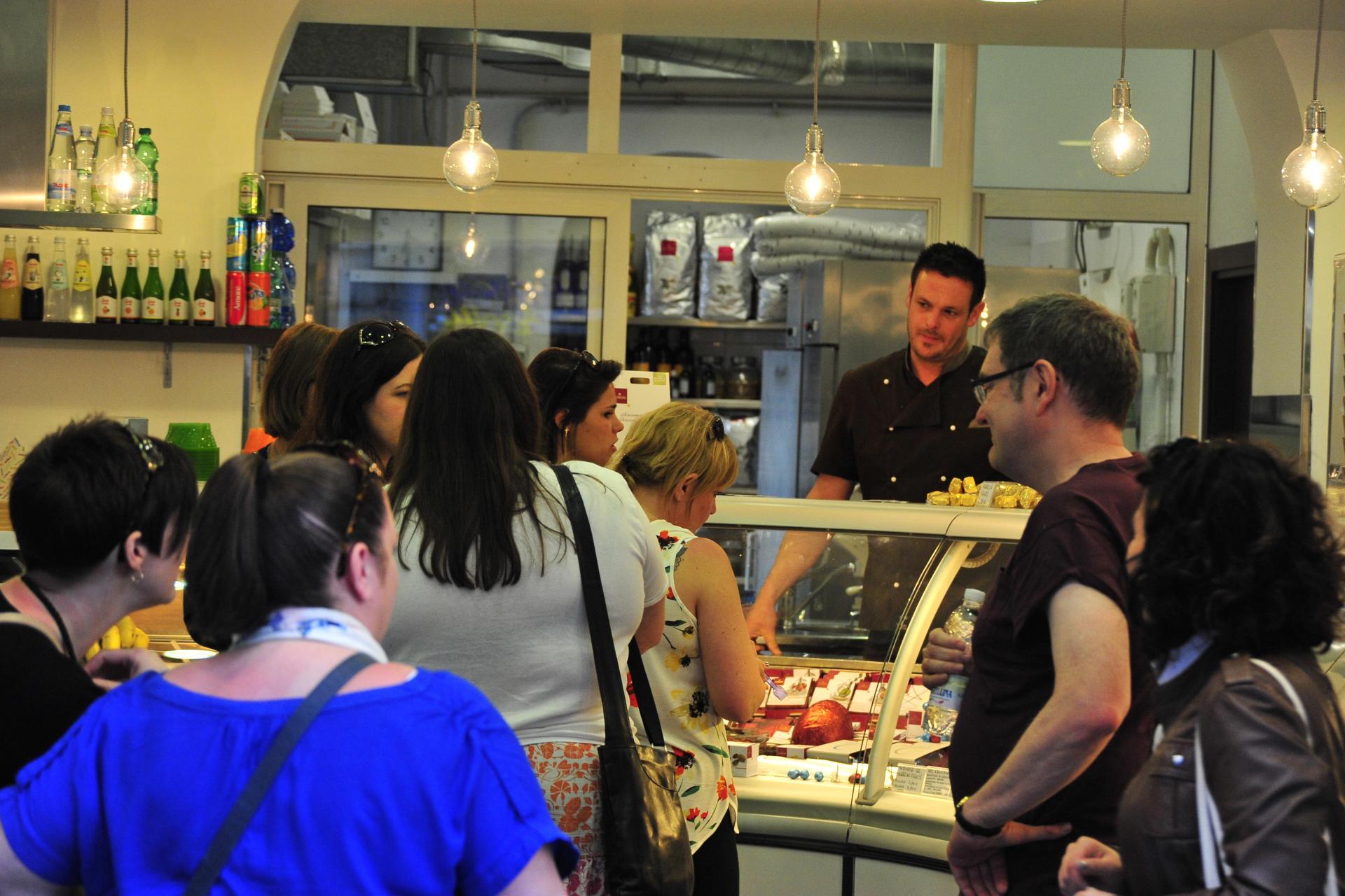 Food Tour of Rome: Campo de' Fiori Jewish Ghetto | Pasta Tasting and Gelato Tasting in Trastevere